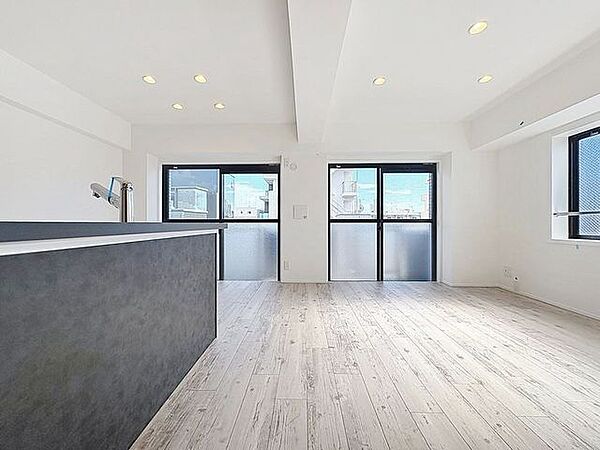 「南向き。陽当り良好。」大きな窓辺からの日差しが暖かい室内は、自然と住まう人の気分も明るくなり、リビングでの素敵なワンシーンが演出されます。