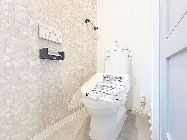 「温水洗浄便座付きトイレ」トイレは快適な温水洗浄便座付です。清潔感のあるホワイトで統一しました。いつも清潔な空間であって頂けるよう配慮された造りです。