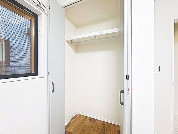 「収納」居室にはクローゼットを完備し、自由度の高い家具の配置が叶うシンプルな空間です。お子様の成長と必要になる子供部屋を与えるにはぴったりの間取りですね。
