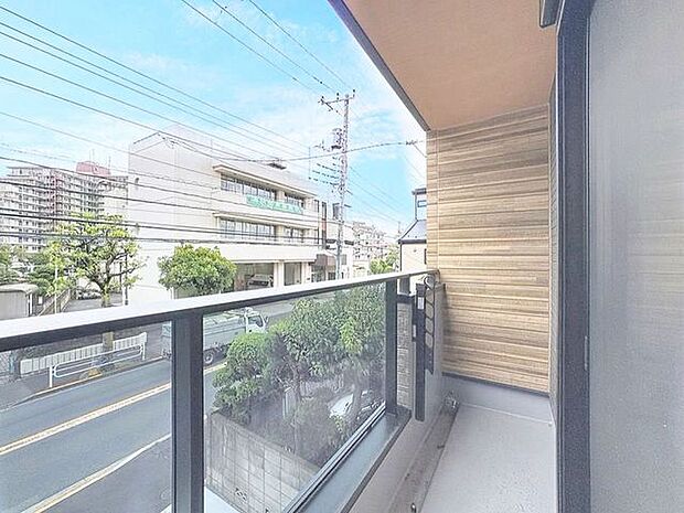 「開放感感じるバルコニー」頬をなでる優しい風を感じることが出来るバルコニー。つい深呼吸をしたくなる気持ちの良い眺望はこのお部屋の自慢です。