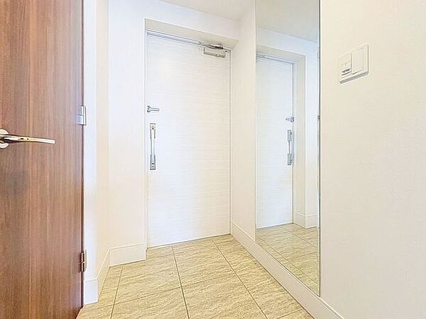 「玄関」家の中でお客様を迎える最初の場所である玄関。豊富な玄関収納で、常に綺麗に保つことが出来ます。
