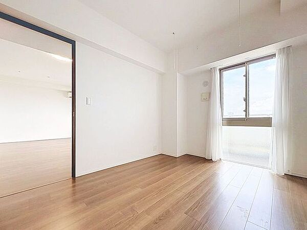 「明るい居室」主寝室は十分な広さに加えて、快適に目覚められるよう、大きな採光窓を設けました。