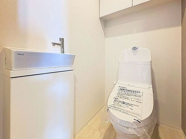 「ウォシュレット機能付き」優れた節水効果や汚れが付きにくい便座など、ほしかった機能が揃ったウォシュレット一体型トイレです。収納に便利な吊戸棚を備え付けています。