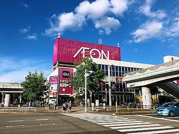徒歩13分。イオン海浜幕張店 1030m