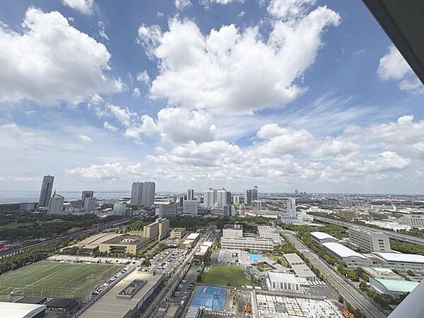 「眺望」穏やかな街並みを一望しながら、爽やかな風と柔らかく降り注ぐ陽光を感じて頂けます。