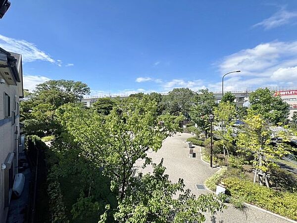 「眺望」穏やかな街並みを一望しながら、爽やかな風と柔らかく降り注ぐ陽光を感じて頂けます。