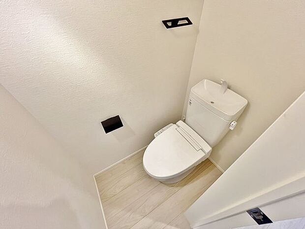 「温水洗浄便座付きトイレ」トイレは快適な温水洗浄便座付です。清潔感のあるホワイトで統一しました。いつも清潔な空間であって頂けるよう配慮された造りです。