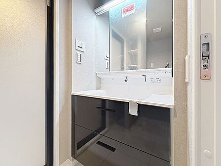 「リフォーム済・洗面台」大きな鏡で朝の準備もばっちり。収納も多く、洗剤など日用品の保管にも便利です。