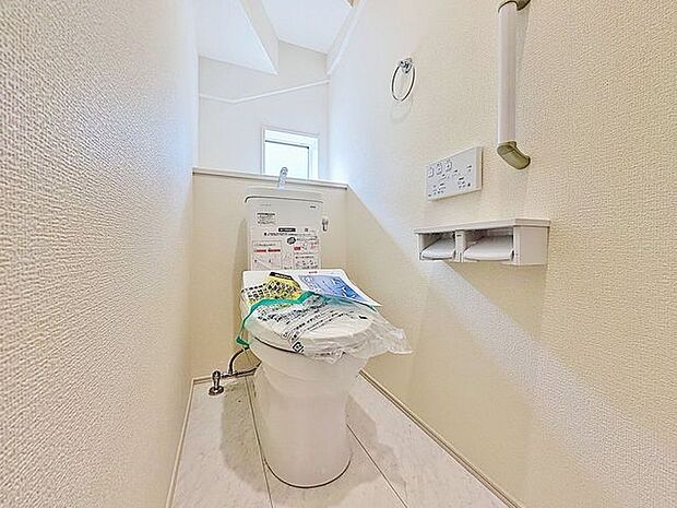 「窓あり×トイレ」水周りはシンプルに清潔感のあるホワイトで統一。換気出来るよう、窓も完備することで、いつも清潔な空間であって頂けるよう配慮しました。