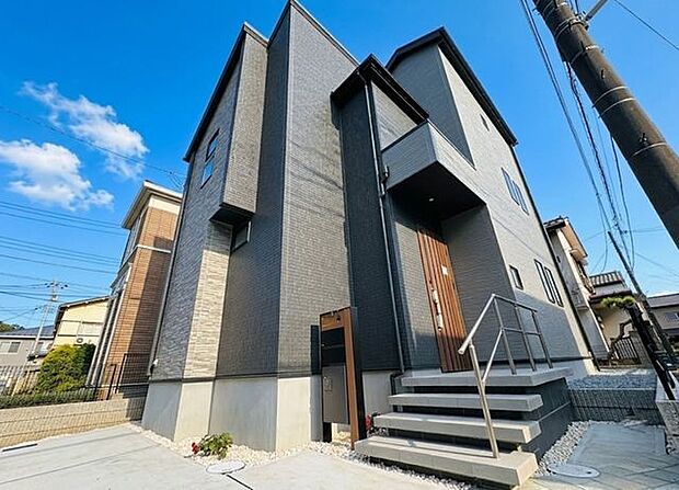 「~3階建て3LDK~」建物面積85平米のゆとりある3LDKプラン。食洗機など、生活を彩る設備が充実。広々15帖のLDKには、ご家族皆様の笑顔が溢れます。