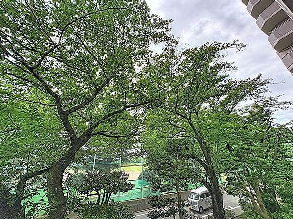 「眺望」穏やかな街並みを一望しながら、爽やかな風と柔らかく降り注ぐ陽光を感じて頂けます。