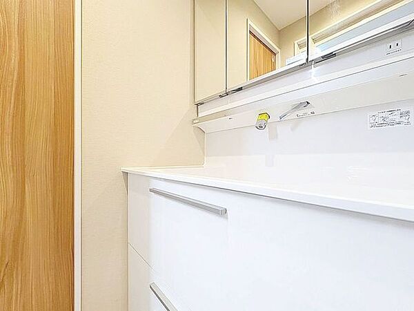 「リフォーム済・洗面台」大きな鏡で朝の準備もばっちり。収納も多く、洗剤など日用品の保管にも便利です。