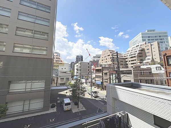 「3階の眺望」頬をなでる優しい風を感じることが出来るバルコニー。つい深呼吸をしたくなる気持ちの良い眺望はこのお部屋の自慢です。