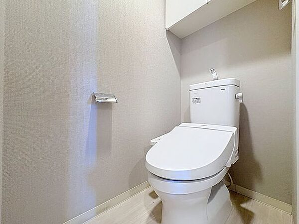 「ウォシュレット機能付き」優れた節水効果や汚れが付きにくい便座など、ほしかった機能が揃ったウォシュレット一体型トイレです。収納に便利な吊戸棚を備え付けています。