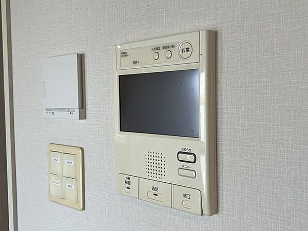 「見える安心・TVモニター付きインターホン」誰が来てもわかる様にモニター付きインターホンを設置。家事導線を考慮した個所に設置し、防犯性と利便性に優れ快適と安らぎを合わせた優しい設計。