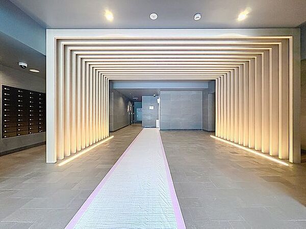 「エントランス」マンションのエントランスなど共有部分は、清掃が行き届いており、キレイな状態です。管理体制がしっかりしているからこそ。