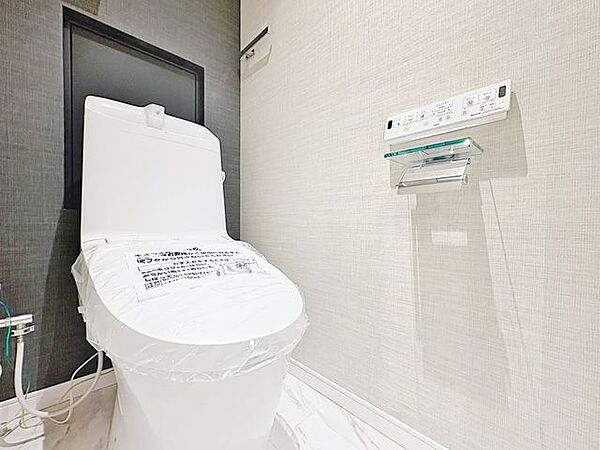 「リフォーム済・トイレ」トイレ関係の設備も一新されています。もちろん温水洗浄機能付き便座です。気になる水周り関係は全て新しくなっていますので、気持ちよく新生活が始められます。
