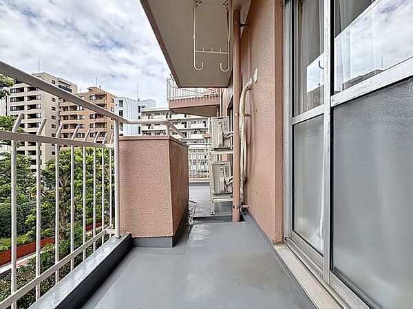 「バルコニー」大きな空に囲まれた気持ちのいい住まい。バルコニーを覗くだけで圧倒的な開放感に包まれます。