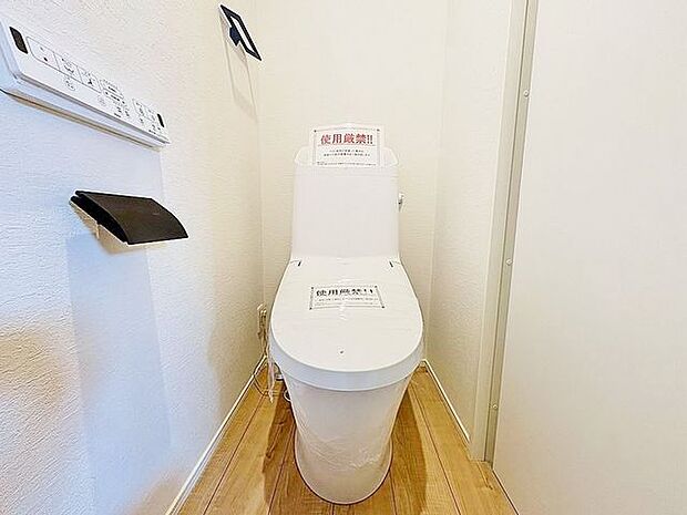 「温水洗浄便座付きトイレ」トイレは快適な温水洗浄便座付です。清潔感のあるホワイトで統一しました。いつも清潔な空間であって頂けるよう配慮された造りです。