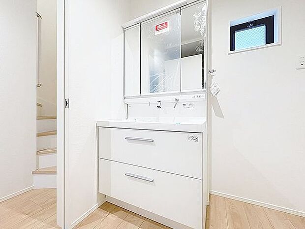 「洗面台」大きな鏡で朝の準備もばっちり。収納も多く、洗剤など日用品の保管にも便利です。