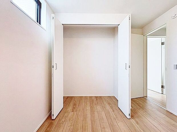 「収納豊富」収納の多さも魅力です。使い勝手の良い収納を豊富に設置しております。居住スペースを充分に確保することができる為、ゆとりある室内で、ゆっくりとご寛ぎいただけます。