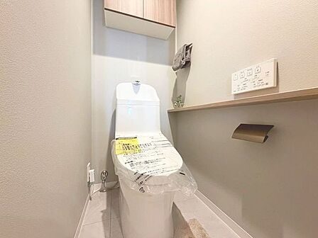 「リフォーム済・トイレ」トイレ関係の設備も一新されています。もちろん温水洗浄機能付き便座です。