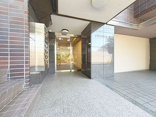 「エントランス」マンションのエントランスなど共有部分は、清掃が行き届いており、キレイな状態です。管理体制がしっかりしているからこそ。