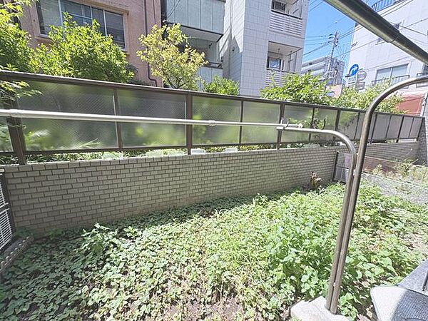 「～お庭のある暮らし～」住みながらお庭を持つ。そんな贅沢が実現する住まい。日当たりも良く、家庭菜園や植栽を育てるのに適したお庭はこれからの生活に緑という癒しを与えてくれます。