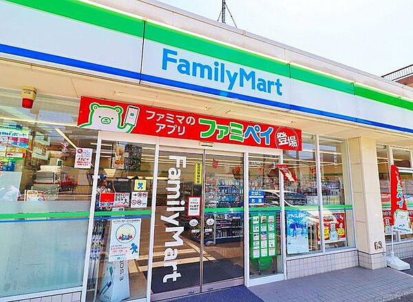 徒歩10分。ファミマ　加平インター店 740m