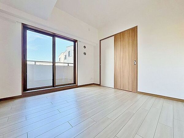 「バルコニーに面した居室」居室は十分な広さに加えて、快適に目覚められるよう、大きな採光窓を設けました。