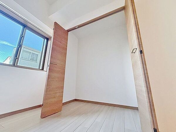 「収納豊富」収納の多さも魅力です。使い勝手の良い収納を豊富に設置しております。居住スペースを充分に確保することができる為、ゆとりある室内で、ゆっくりとご寛ぎいただけます。
