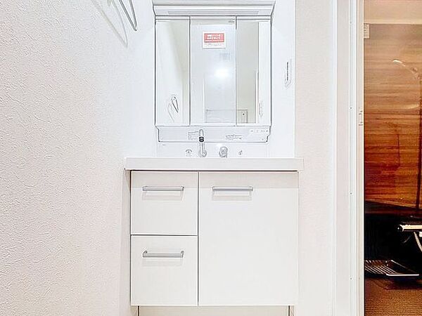 「リフォーム済・洗面台」大きな鏡で朝の準備もばっちり。収納も多く、洗剤など日用品の保管にも便利です。