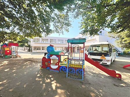 徒歩6分。山野幼稚園 440m