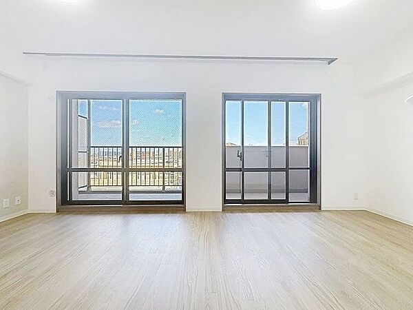 「穏やかな時が流れる癒しの空間」穏やかな光が明るくリビングルームを包みます。心地よい空間が、ご家族のかけがえのない時間に優しく寄り添います。