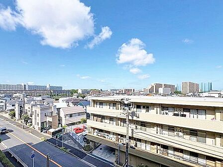 「眺望」穏やかな街並みを一望しながら、爽やかな風と柔らかく降り注ぐ陽光を感じて頂けます。