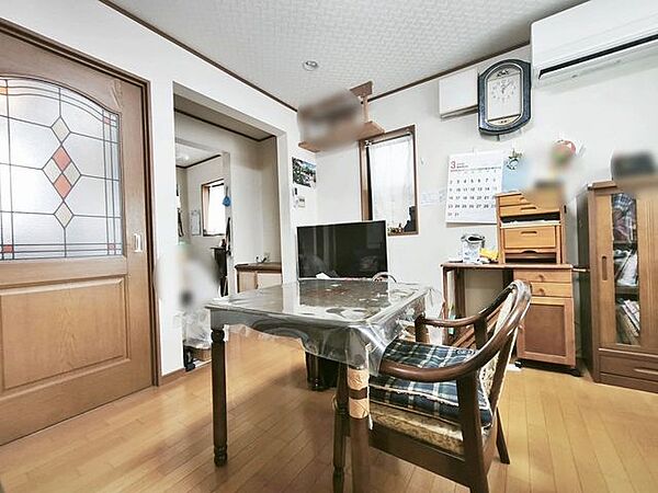 「ダイニング」ホワイトクロス×濃いカラーのフローリングをコーディネートした室内。シンプルな室内デザインなので、よりインテリアが映えます。