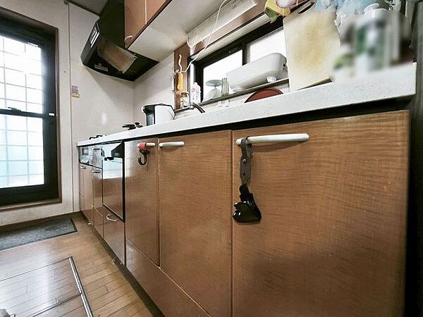 「勝手口×キッチン」明るい自然光が入る、作業スペースを多くとったキッチン。調理がしやすく余裕の広さ。食器類もすっきりと片付く収納力です。家事をしながら会話も弾みます。