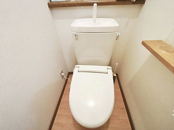 「窓あり×トイレ」水周りはシンプルに清潔感のあるホワイトで統一。換気出来るよう、窓も完備することで、いつも清潔な空間であって頂けるよう配慮しました。