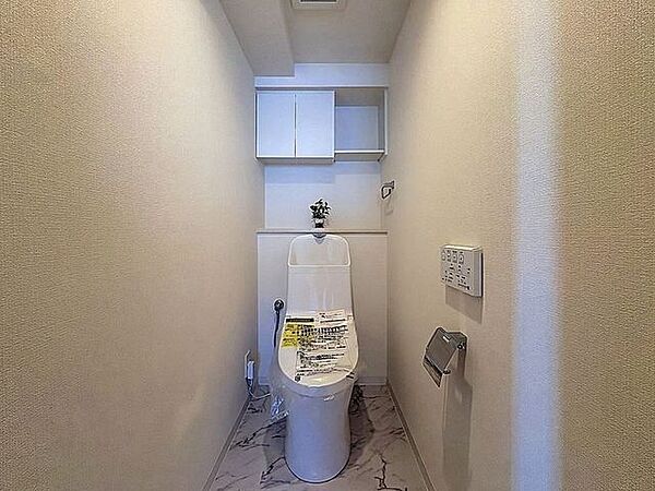 「温水洗浄便座付きトイレ」トイレは快適な温水洗浄便座付です。清潔感のあるホワイトで統一しました。いつも清潔な空間であって頂けるよう配慮された造りです。