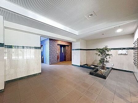 「エントランス」マンションのエントランスなど共有部分は、清掃が行き届いており、キレイな状態です。管理体制がしっかりしているからこそ。