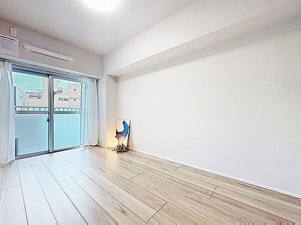 「バルコニーに面した居室」主寝室は十分な広さに加えて、快適に目覚められるよう、大きな採光窓を設けました。