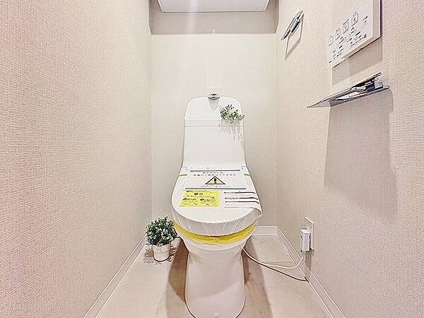 「リフォーム済・トイレ」トイレ関係の設備も一新されています。もちろん温水洗浄機能付き便座です。気になる水周り関係は全て新しくなっていますので、気持ちよく新生活が始められます。