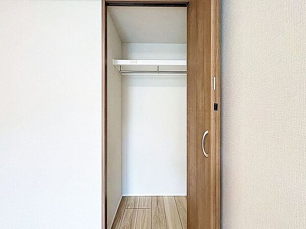 「収納豊富」収納の多さも魅力です。使い勝手の良い収納を豊富に設置しております。居住スペースを充分に確保することができる為、ゆとりある室内で、ゆっくりとご寛ぎいただけます。