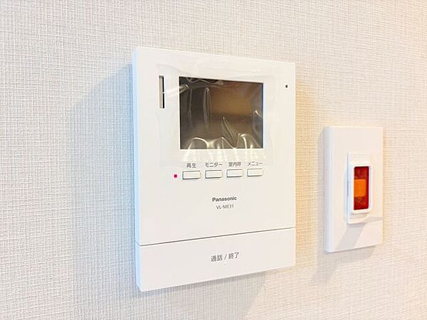 「見える安心・TVモニター付きインターホン」誰が来てもわかる様にモニター付きインターホンを設置。家事導線を考慮した個所に設置し、防犯性と利便性に優れ快適と安らぎを合わせた優しい設計。