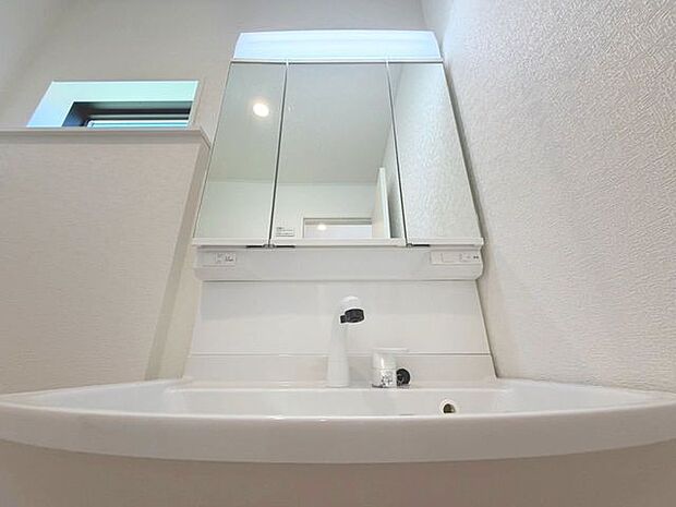 「洗面台」大きな鏡で朝の準備もばっちり。収納も多く、洗剤など日用品の保管にも便利です。