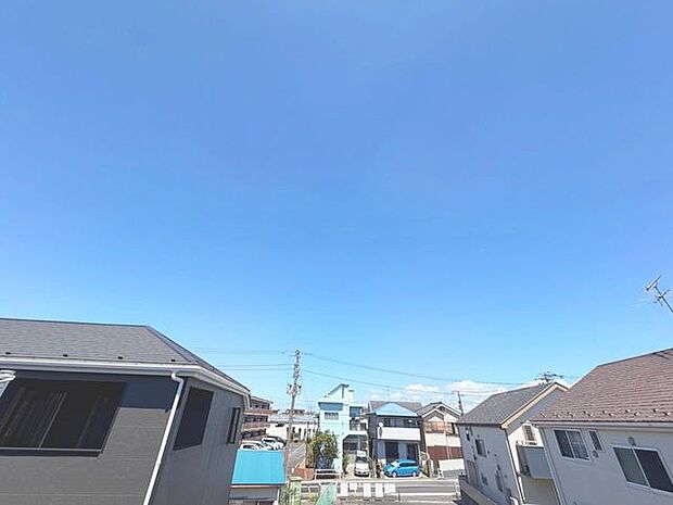 「眺望」穏やかな街並みを一望しながら、爽やかな風と柔らかく降り注ぐ陽光を感じて頂けます。