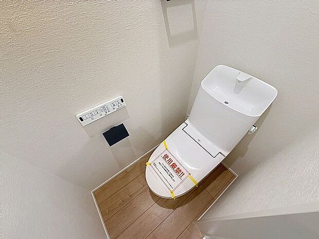 「温水洗浄便座付きトイレ」トイレは快適な温水洗浄便座付です。清潔感のあるホワイトで統一しました。いつも清潔な空間であって頂けるよう配慮された造りです。