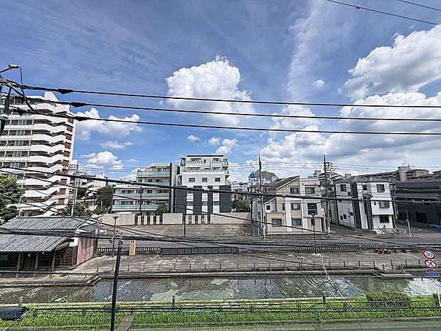 「眺望」穏やかな街並みを一望しながら、爽やかな風と柔らかく降り注ぐ陽光を感じて頂けます。