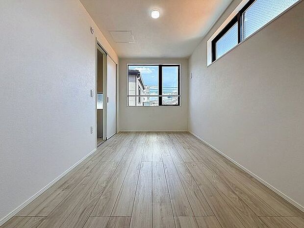 「明るい居室」主寝室は十分な広さに加えて、快適に目覚められるよう、大きな採光窓を設けました。
