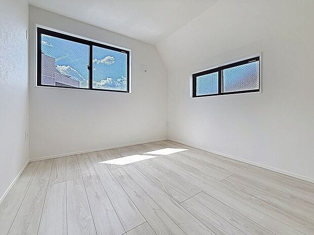 「二面採光・通風良好◎」居室に窓が2ヶ所あるので、明るさの確保と、風の通り道ができることで換気のしやすいお家になっています。